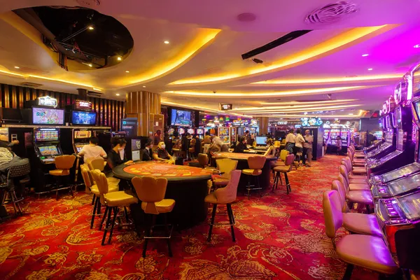 CD444 অ্যাপ — আপনার স্মার্টফোনে উপভোগ করুন নিরবচ্ছিন্ন গেমিং একজন তরুণী তার ফোনে আরাম করে গেম খেলছেন, আর চারপাশে ভাসছে ডায়নামিক ক্যাসিনো উপাদান—যা CD444 অ্যাপের মসৃণ মোবাইল অভিজ্ঞতাকে ফুটিয়ে তোলে।